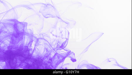 Encre violette répand dans l'eau Banque D'Images