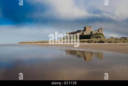 Soleil du soir trouver le château de Bamburgh à Banque D'Images