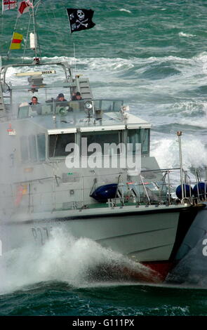 AJAXNETPHOTO - 5 OCT 2004 - STAFF COLLEGE DE JOURS DE MER. Le HMS TRACKER BATTANT PAVILLON PIRATE TÊTE DE MORT, FAIT UNE ATTAQUE SUR LE HMS GRAFTON. PHOTO:JONATHAN EASTLAND/AJAX. REF : 40510 1014. Banque D'Images