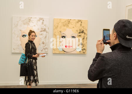 New York, New York, USA. 06 mai, 2016. Frieze Art Fair de New York. Les visiteurs de Aquavella avec Andy Warhol's Dolly Parton. Credit : Ed Lefkowicz/Alamy Live News Banque D'Images