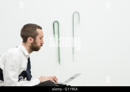 New York, New York, USA. 06 mai, 2016. Frieze Art Fair de New York. Un galeriste à la galerie Cooley Lisa la pièce. Credit : Ed Lefkowicz/Alamy Live News Banque D'Images