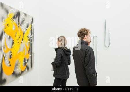 New York, New York, USA. 06 mai, 2016. Frieze Art Fair de New York. Les visiteurs dans l'exposition Galerie Cooley Lisa. Credit : Ed Lefkowicz/Alamy Live News Banque D'Images