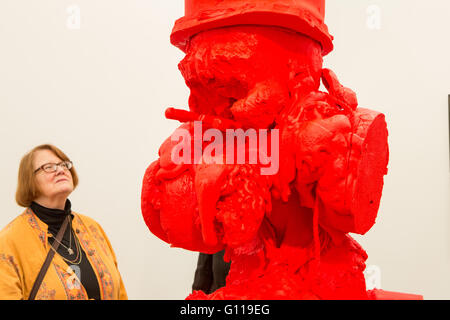 New York, New York, USA. 06 mai, 2016. Frieze Art Fair de New York. Une femme regarde le silicone cast sculpture 'SC Western Red River, Red', par Paul McCarthy, de Hauser & Wirth. Credit : Ed Lefkowicz/Alamy Live News Banque D'Images