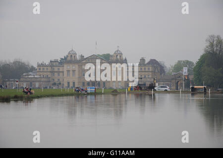 Badminton, UK. 07Th Mai, 2016. Les 2016 Mitsubishi Motors Badminton Horse Trials. Une vue générale de l'avant de la phase de cross-country au jour 3 de la Mitsubishi Motors Badminton Horse Trials qui aura lieu 5 au 8 mai. Credit : Jonathan Clarke/Alamy Live News Banque D'Images