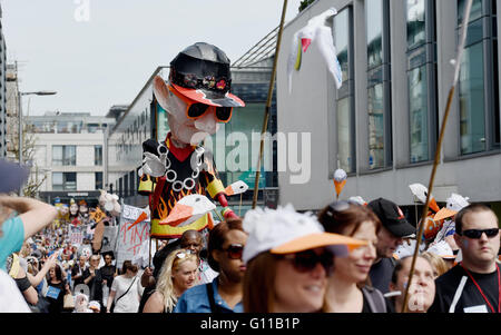 Brighton UK 7 mai 2016 - Des milliers de personnes Inscrivez-vous dans le Brighton Festival Children's Parade aujourd'hui avec plus de 5000 enfants participant local . Le défilé est organisé par les arts communautaires de bienfaisance même ciel avec le thème de cette année étant Brighton célèbre Crédit : Simon Dack/Alamy Live News Banque D'Images