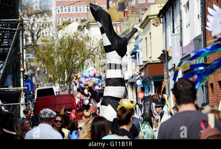 Brighton UK 7 mai 2016 - Le Brighton Festival Children's Parade tisse à travers la ville avec plus de 5000 enfants participant local . Le défilé est organisé par les arts communautaires de bienfaisance même ciel avec le thème de cette année étant Brighton célèbre Crédit : Simon Dack/Alamy Live News Banque D'Images