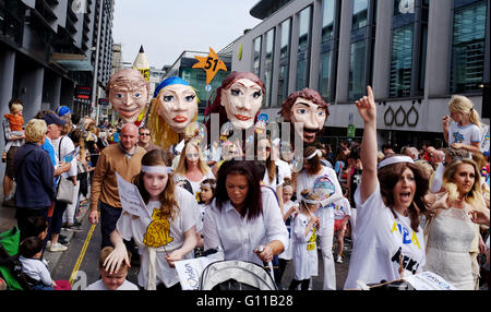 Brighton UK 7 mai 2016 - Les membres du groupe pop ABBA qui a gagné le concours Eurovision de la chanson à Brighton sont représentés dans le Brighton Festival Children's Parade aujourd'hui avec plus de 5000 enfants participant local . Le défilé est organisé par les arts communautaires de bienfaisance même ciel avec le thème de cette année étant Brighton célèbre Crédit : Simon Dack/Alamy Live News Banque D'Images