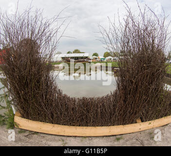 Maison de badminton, badminton, au Royaume-Uni. 07Th Mai, 2016. Mitsubishi Motors Badminton Horse Trials. Jour 4. Vue sur le lac vue à travers le badminton clôture couverture jump # 26 avant l'élément de la Mitsubishi Motors Badminton Horse Trials. Credit : Action Plus Sport/Alamy Live News Banque D'Images