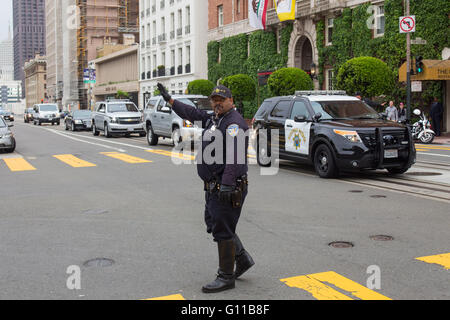 San Francisco, Californie, USA. 06 mai, 2016. Un des agents de police de la circulation est SF comme Hillary Clinton passe le cortège du, avant d'entrer dans la loge maçonnique Auditorium à San Francisco, CA. Crédit : John Orvis/Alamy Live News Banque D'Images