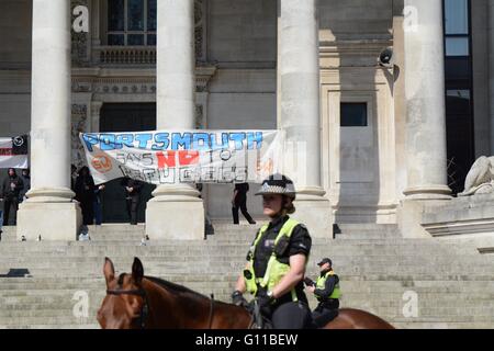 Portsmouth, Royaume-Uni. Agent de police à cheval passé une bannière de bienvenue pas de réfugiés dans la région de Portsmouth's Guildhall. 7e mai 2016. Crédit : Marc Ward/Alamy Live News Banque D'Images