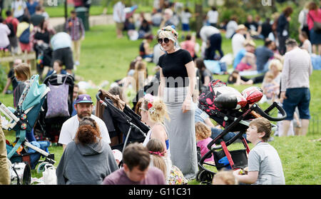 Brighton UK 7 mai 2016 - Les gens pique-niquer dans le soleil à Brighton Pavilion Gardens aujourd'hui que les températures devraient atteindre plus de 20 degrés centigrades dans tout le sud-est de l'UK Crédit : Simon Dack/Alamy Live News Banque D'Images