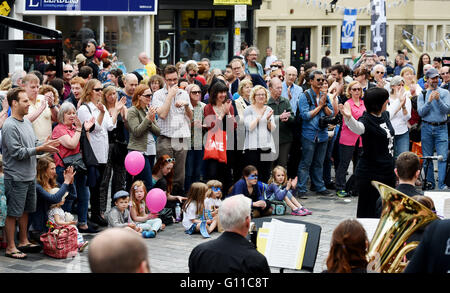 Brighton UK 7 mai 2016 - La foule applaudit les artistes prenant part à la Brighton Festival Fringe Ville événements ayant lieu au cours du week-end : Crédit Simon Dack/Alamy Live News Banque D'Images