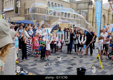 Brighton UK 7 mai 2016 - Une bulle effectue au cours de l'artiste Brighton Festival Fringe Ville événements ayant lieu au cours du week-end : Crédit Simon Dack/Alamy Live News Banque D'Images