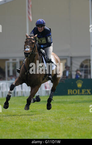 Badminton, UK. 07Th Mai, 2016. 07/05/2016. Badminton, Angleterre. Les 2016 Mitsubishi Motors Badminton Horse Trials. Zara Tindall riding high Kingdom en action pendant la phase de cross-country le jour 3. La Mitsubishi Motors Badminton Horse Trials lieu 5 au 8 mai. Credit : Jonathan Clarke/Alamy Live News Banque D'Images