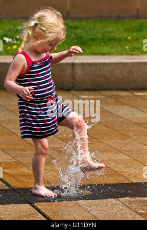 Liverpool, Merseyside, Royaume-Uni. 7 mai, 2016. Comme les températures augmentent dans le nord ouest de l'Angleterre, cette jeune fille a le plaisir et refroidit dans les fontaines à Liverpool One. Credit : Cernan Elias/Alamy Live News Banque D'Images