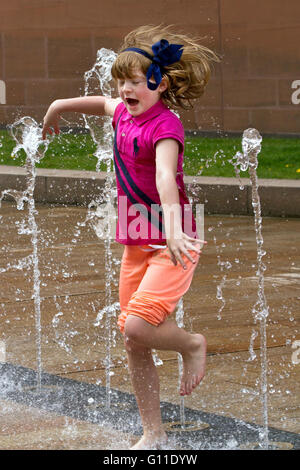 Liverpool, Merseyside, Royaume-Uni. 7 mai, 2016. Comme les températures augmentent dans le nord ouest de l'Angleterre, cette jeune fille a le plaisir et refroidit dans les fontaines à Liverpool One. Credit : Cernan Elias/Alamy Live News Banque D'Images