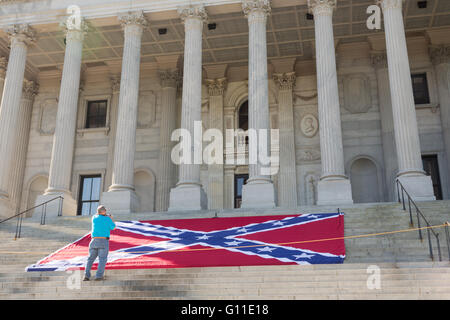 Columbia, Caroline du Sud, USA. 07Th Mai, 2016. Un touriste prend une photo d'un gigantesque drapeau confédéré bataille sur les marches de l'Etat Chambre placé pour Confederate Memorial Day 7 mai 2016 célébrations, à Columbia, en Caroline du Sud. Les événements marquant le sud de Confederate heritage venir près d'un an après la suppression de la confederate flag de la capitale à la suite de l'assassinat de neuf personnes à la mère noire historique Emanuel AME. Credit : Planetpix/Alamy Live News Banque D'Images