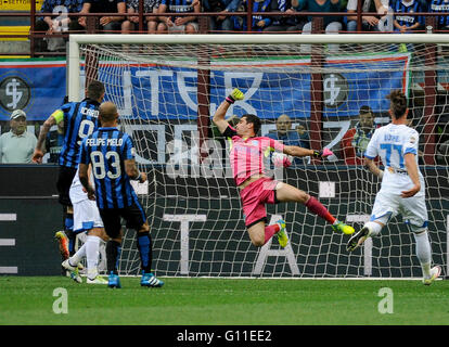 Milan, Italie. 7 mai, 2016 : Mauro Icardi scores au cours la série d'un match de football entre l'Internazionale FC et FC d'Empoli. Credit : Nicolò Campo/Alamy Live News Banque D'Images