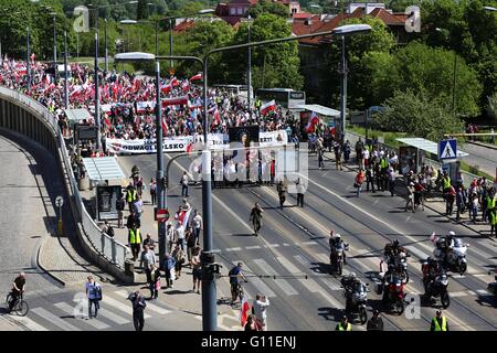 Autour d'un millier de personnes se sont réunies et ont défilé dans une manifestation à Varsovie, Pologne, le 07 mai 2016. La marche qui a été officiellement organisée par la Croisade du Rosaire pour la patrie, (Krucjata Ró ?a ?cowa za Ojczyzn ?) était une réprimande de l'Union européenne et ses critiques de l'aile droite des politiques mises en oeuvre par l'actuelle Loi et Justice (PiS). La manifestation a été le slogan, "la Pologne ont Courage' (Odwagi Polsko). Banque D'Images