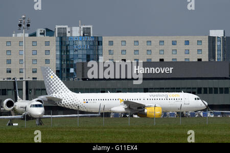 Hanovre, Allemagne. Apr 25, 2016. Un Airbus d'un porte-avions Espagnol Vueling Airlines SA circule à sa position à l'aéroport de Hanovre, Allemagne, 25 avril 2016. Photo : HOLGER HOLLEMANN/dpa/Alamy Live News Banque D'Images