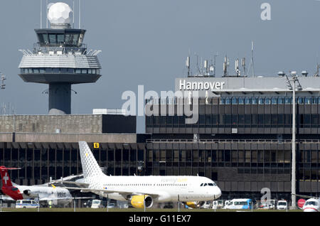 Hanovre, Allemagne. Apr 25, 2016. Un Airbus d'un porte-avions Espagnol Vueling Airlines SA circule à sa position à l'aéroport de Hanovre, Allemagne, 25 avril 2016. Photo : HOLGER HOLLEMANN/dpa/Alamy Live News Banque D'Images