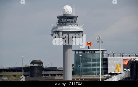 Hanovre, Allemagne. Apr 25, 2016. L'ancienne tour de contrôle, avec l'allée de départ un bâtiment et des parkings, représenté à l'arrière-plan, à l'aéroport de Hanovre, Allemagne, 25 avril 2016. Photo : HOLGER HOLLEMANN/dpa/Alamy Live News Banque D'Images