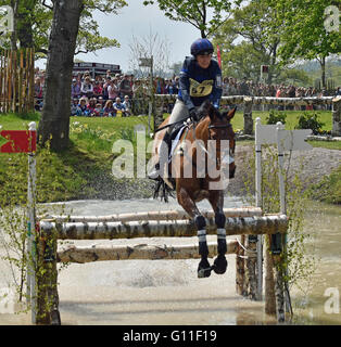 Badminton, UK. 07Th Mai, 2016. Gloucestershire Badminton U.K.Mitsubishi Motors Badminton Horse Trials. Zara Tindall et élevé au poste de nouvel étang. Date 07/05/2016 Ref : Crédit : charlie bryan/Alamy Live News Banque D'Images