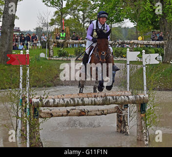 Badminton, UK. 07Th Mai, 2016. Gloucestershire Badminton U.K.Mitsubishi Motors Badminton Horse Trials.Gemma Tattersall GBR. et de l'Arctique l'âme à Gatehouse nouvel étang. En 3ème place avec un jour d'aller. Date 07/05/2016 Ref : Crédit : charlie bryan/Alamy Live News Banque D'Images