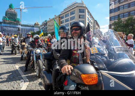 Prague, République tchèque. 07e mai 2016. Les membres du club de motards russes 'Night Wolves' Nocni vlci passant par la place Venceslas de Prague. Banque D'Images