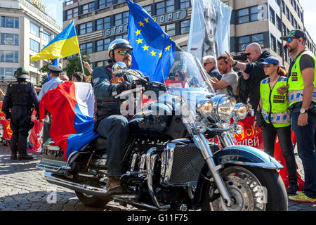 Prague, République tchèque. 07e mai 2016. Les membres du club de moto russe 'Night Wolves' Nocni vlci passant par la place Venceslas de Prague. Banque D'Images