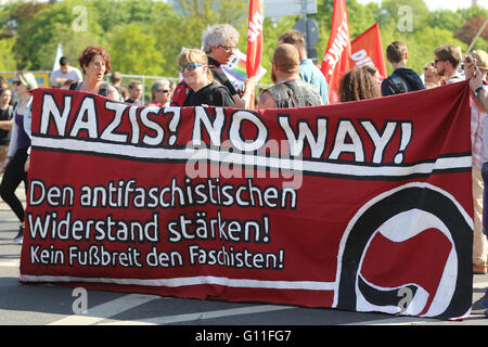 Des milliers de militants anti-fasciste a organisé une contre-manifestation contre les groupes de droite à Berlin. Des centaines de policiers étaient alignés sur la rue pour empêcher les deux parties de s'affronter. Banque D'Images