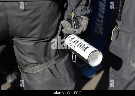 Riot police détient des bonbonnes de gaz CS. Des milliers de militants anti-fasciste a organisé une contre-manifestation contre les groupes de droite à Berlin. Des centaines de policiers étaient alignés sur la rue pour empêcher les deux parties de s'affronter. Banque D'Images