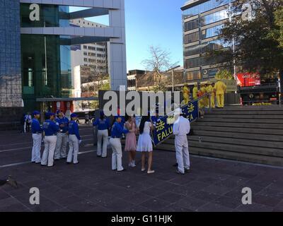 Auckland, Nouvelle-Zélande. 7 mai, 2016. Les militants et sympathisants de Falun Dafa a également appelé Falun Gong, l'avancée de la pratique de la culture à l'école bouddhiste Aotea Square à Auckland, en Nouvelle-Zélande le samedi 7 mai 2016. Credit : Aloysius Patrimonio/Alamy Live News Banque D'Images