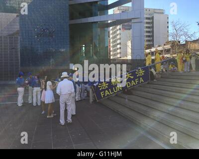 Auckland, Nouvelle-Zélande. 7 mai, 2016. Les militants et sympathisants de Falun Dafa a également appelé Falun Gong, l'avancée de la pratique de la culture à l'école bouddhiste Aotea Square à Auckland, en Nouvelle-Zélande le samedi 7 mai 2016. Credit : Aloysius Patrimonio/Alamy Live News Banque D'Images