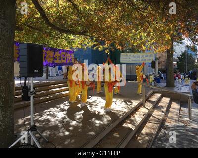 Auckland, Nouvelle-Zélande. 7 mai, 2016. Les militants et sympathisants de Falun Dafa a également appelé Falun Gong, l'avancée de la pratique de la culture à l'école bouddhiste Aotea Square à Auckland, en Nouvelle-Zélande le samedi 7 mai 2016. Credit : Aloysius Patrimonio/Alamy Live News Banque D'Images