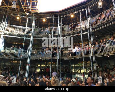 Auckland, Nouvelle-Zélande. 7 mai, 2016. Amateurs de théâtre, fans et spectateurs de la fenêtre pop-up Globe Auckland , un travail à grande échelle de la deuxième réplique temporaire Globe Theatre construit à l'origine de Shakespeare et de son entreprise en 1614 à Auckland, en Nouvelle-Zélande le samedi 7 mai 2016. Credit : Aloysius Patrimonio/Alamy Live News Banque D'Images