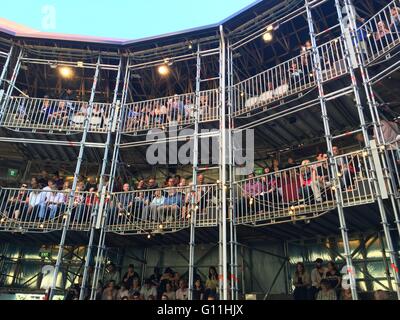 Auckland, Nouvelle-Zélande. 7 mai, 2016. Amateurs de théâtre, fans et spectateurs de la fenêtre pop-up Globe Auckland , un travail à grande échelle de la deuxième réplique temporaire Globe Theatre construit à l'origine de Shakespeare et de son entreprise en 1614 à Auckland, en Nouvelle-Zélande le samedi 7 mai 2016. Credit : Aloysius Patrimonio/Alamy Live News Banque D'Images