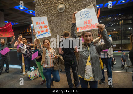 Londres, Royaume-Uni. 7 mai, 2016. Union nettoyeurs à l'intérieur de la protestation UVW Barbican Centre après nettoyage sers avec persévérance de l'entrepreneur a proposé de faire un grand nombre de licenciés ou de nettoyants gravement réduire leurs heures de travail et du salaire. Manifestations antérieures au Barbican a conduit à l'obtention d'entretien le salaire de subsistance de Londres en janvier 2016 mais le Barbican décline toute responsabilité pour les personnes qui nettoient le bâtiment bien qu'ils la conduite revendications sers avec persévérance des coupes. Après un bref signe de protestation à l'intérieur ils ont convenu avec la police pour quitter et poursuivi leur manifestation à l'entrée principale. Peter Marshall/Alamy Live News Banque D'Images