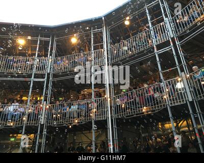 Auckland, Nouvelle-Zélande. 7 mai, 2016. Amateurs de théâtre, fans et spectateurs de la fenêtre pop-up Globe Auckland , un travail à grande échelle de la deuxième réplique temporaire Globe Theatre construit à l'origine de Shakespeare et de son entreprise en 1614 à Auckland, en Nouvelle-Zélande le samedi 7 mai 2016. Credit : Aloysius Patrimonio/Alamy Live News Banque D'Images