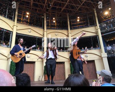 Auckland, Nouvelle-Zélande. 7 mai, 2016. Les acteurs de la pièce de Shakespeare Twelfth Night concert au Pop-up Globe Auckland , un travail à grande échelle de la deuxième réplique temporaire Globe Theatre construit à l'origine de Shakespeare et de son entreprise en 1614 à Auckland, en Nouvelle-Zélande le samedi 7 mai 2016. Credit : Aloysius Patrimonio/Alamy Live News Banque D'Images