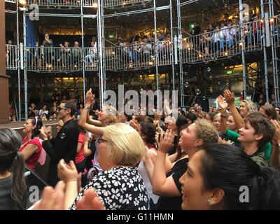 Auckland, Nouvelle-Zélande. 7 mai, 2016. Amateurs de théâtre, fans et spectateurs de la fenêtre pop-up Globe Auckland , un travail à grande échelle de la deuxième réplique temporaire Globe Theatre construit à l'origine de Shakespeare et de son entreprise en 1614 à Auckland, en Nouvelle-Zélande le samedi 7 mai 2016. Credit : Aloysius Patrimonio/Alamy Live News Banque D'Images