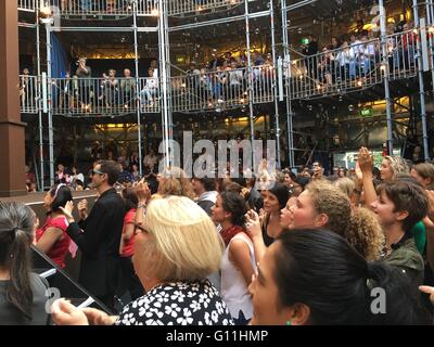 Auckland, Nouvelle-Zélande. 7 mai, 2016. Amateurs de théâtre, fans et spectateurs de la fenêtre pop-up Globe Auckland , un travail à grande échelle de la deuxième réplique temporaire Globe Theatre construit à l'origine de Shakespeare et de son entreprise en 1614 à Auckland, en Nouvelle-Zélande le samedi 7 mai 2016. Credit : Aloysius Patrimonio/Alamy Live News Banque D'Images