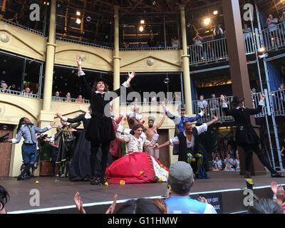 Auckland, Nouvelle-Zélande. 7 mai, 2016. Les acteurs de la pièce de Shakespeare Twelfth Night concert au Pop-up Globe Auckland , un travail à grande échelle de la deuxième réplique temporaire Globe Theatre construit à l'origine de Shakespeare et de son entreprise en 1614 à Auckland, en Nouvelle-Zélande le samedi 7 mai 2016. Credit : Aloysius Patrimonio/Alamy Live News Banque D'Images