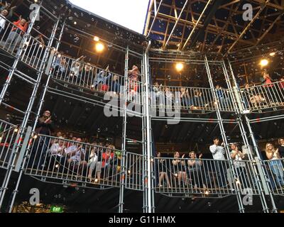 Auckland, Nouvelle-Zélande. 7 mai, 2016. Amateurs de théâtre, fans et spectateurs de la fenêtre pop-up Globe Auckland , un travail à grande échelle de la deuxième réplique temporaire Globe Theatre construit à l'origine de Shakespeare et de son entreprise en 1614 à Auckland, en Nouvelle-Zélande le samedi 7 mai 2016. Credit : Aloysius Patrimonio/Alamy Live News Banque D'Images