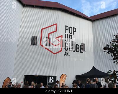 Auckland, Nouvelle-Zélande. 7 mai, 2016. Amateurs de théâtre, fans et spectateurs de la fenêtre pop-up Globe Auckland , un travail à grande échelle de la deuxième réplique temporaire Globe Theatre construit à l'origine de Shakespeare et de son entreprise en 1614 à Auckland, en Nouvelle-Zélande le samedi 7 mai 2016. Credit : Aloysius Patrimonio/Alamy Live News Banque D'Images