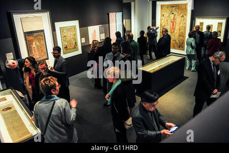 Los Angeles, USA. 6 mai, 2016. Personnes visitent la grotte 'Temples de Dunhuang : l'art bouddhique sur la route de la soie de la Chine à l'exposition de Getty Center de Los Angeles, aux États-Unis le 6 mai 2016. L'exposition 'temples de caverne de Dunhuang : l'art bouddhique sur la route de la soie' a ouvert au public le samedi. L'exposition durera jusqu'au mois de septembre, offre aux visiteurs la possibilité d'en apprendre plus sur l'art et d'histoire de la Grottes de Mogao, qui a prospéré comme un centre bouddhiste en Chine à partir de la 4e à la 14e siècle. © Zhao Chaoqun/Xinhua/Alamy Live News Banque D'Images