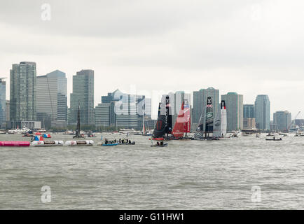 2016 America's Cup World Series sur le fleuve Hudson à New York : tous les six équipes dans les situations de départ avant course commence. Le Japon, SoftBank BAR Land Rover Go, Oracle USA, Groupama France, la Suède et l'Artemis Unis Nouvelle-zélande équipes. Banque D'Images