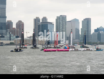 2016 America's Cup World Series sur le fleuve Hudson à New York : tous les six équipes en formation avant course commence. Le Japon, SoftBank BAR Land Rover Go, Oracle USA, Groupama France, la Suède et l'Artemis Unis Nouvelle-zélande équipes. Banque D'Images