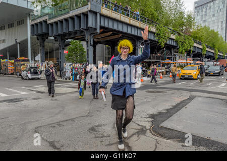 New York, États-Unis. 07Th Mai, 2016. Le bien-aimé Jane Jacobs mène les gens sur la dernière étape du tour à pied au cours de la 'Les secrets de l'Avenue de la mort". Il s'agit d'une visite à pied, de l'éducation théâtrale par occuper le pipe-line s'associe à l'Espace Public fête de cette année pour l'une des ville les plus prisés de semaine, pour célébrer le 100e anniversaire de la naissance de Jane Jacobs via citizen-led walking tours facilitée par la Municipal Art Society of New York. Crédit : Erik Mc Gregor/Pacific Press/Alamy Live News Banque D'Images