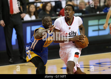 7 mai 2016 - AL-FAROUQ AMINU (8) disques durs au cerceau. Les Trail Blazers de Portland a accueilli les Golden State Warriors lors de la Moda Center le 7 mai 2016. Photo de David Blair © David Blair/ZUMA/Alamy Fil Live News Banque D'Images